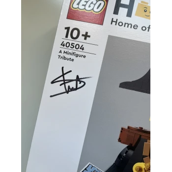 LEGO® 40504 A Minifigure Tribute - podepsána designérem