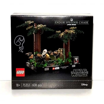 LEGO® 75353 STAR WARS® Honička spídrů na planetě Endor™ – diorama - podpis designéra