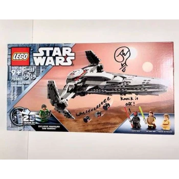 LEGO® 75383 STAR WARS™ Sith Infiltrator™ Dartha Maula - podepsaná designérem